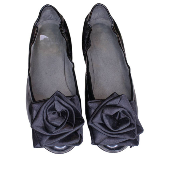 Stuart Weitzman Black Patent Leather Round Block Heel Shoes Satin Flower 6.5M - Picture 2 of 6